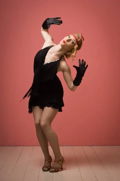 Guapa actriz en negro retro vestido bailando charleston — Foto de Stock