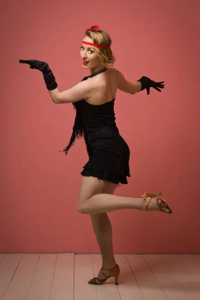 Guapa actriz en negro retro vestido bailando charleston —  Fotos de Stock