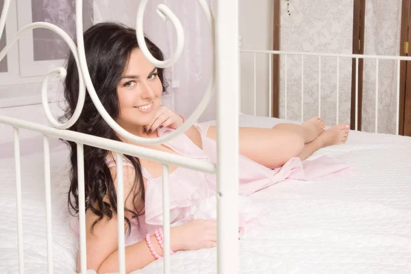 Emocional atraente jovem mulher posando em um boudoir — Fotografia de Stock