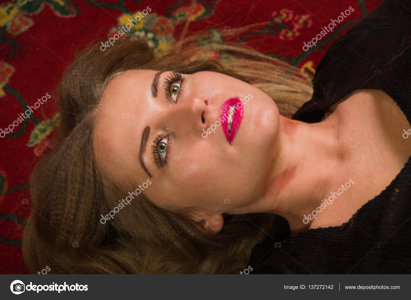 Мертвая красивая женщина. Лицо задушенной девушки. Задушенные девушки модели. Рука на шее у девушки. Лицо задушенной девушки.