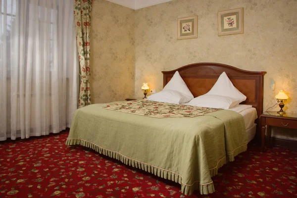 Interior do quarto com uma cama vintage — Fotografia de Stock