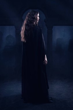 T nightscape karşı bir siyah pelerin güzel Gotik kız