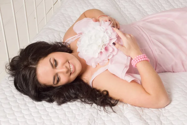 Emocional atraente jovem mulher posando em um boudoir — Fotografia de Stock