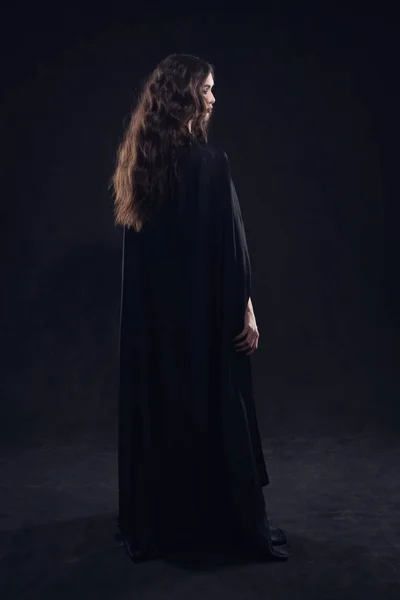 Mooie naakte gotische meisje in een zwarte mantel — Stockfoto