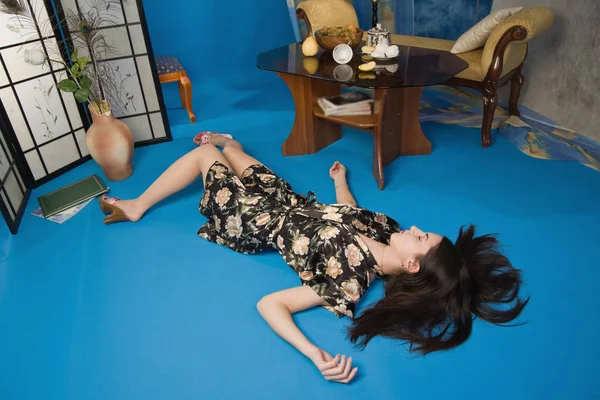 Simulación de escena del crimen: mujer envenenada tendida en el suelo — Foto de Stock