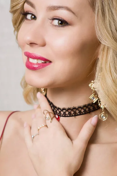 Krásná žena ukazuje její krk s náhrdelník na něm — Stock fotografie