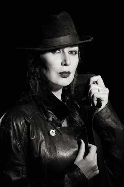 Elegante modieuze vrouw droeg zwarte jas en hoed — Stockfoto