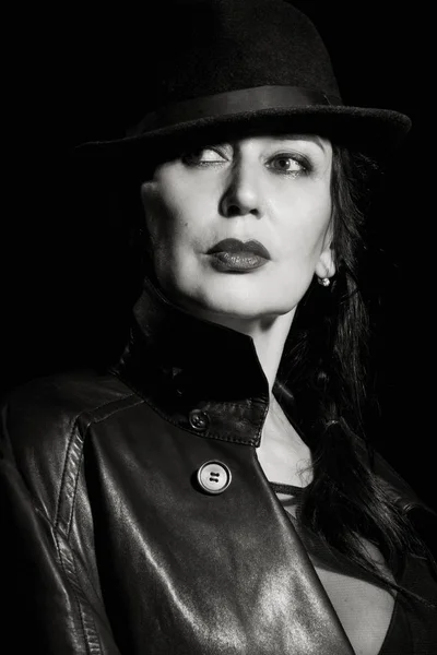 Mulher elegante moda vestindo casaco preto e chapéu — Fotografia de Stock