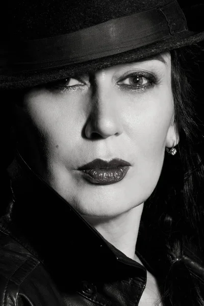 Elegante modieuze vrouw droeg zwarte jas en hoed — Stockfoto