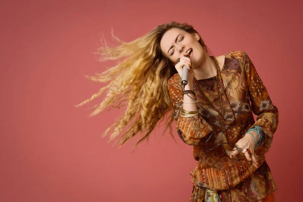 Estrella de rock cantando en un micrófono — Foto de Stock