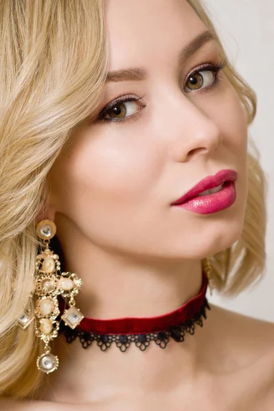 Beautiful woman showing her neck with a choker on it — Stock Photo, Image