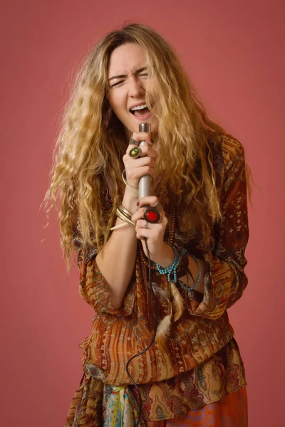 Estrella de rock cantando en un micrófono — Foto de Stock