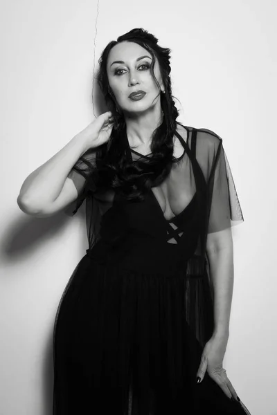 Siyah elbise giymiş şık moda kadın — Stok fotoğraf