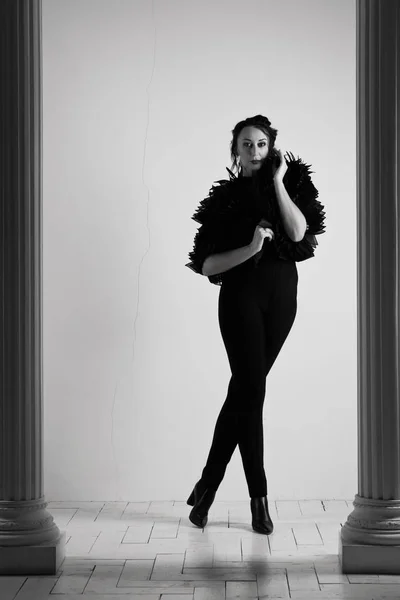 Elegante mujer de moda con vestido negro — Foto de Stock