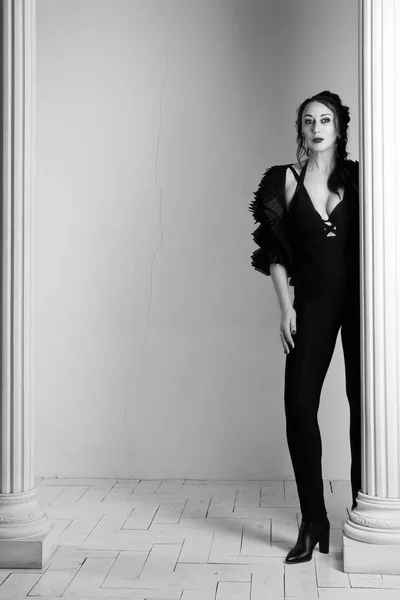 Elegante mulher elegante vestindo vestido preto — Fotografia de Stock