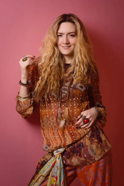 Hippie girl stil — Stockfoto