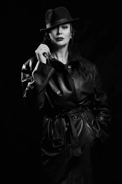 Elegante modische Frau mit schwarzem Mantel und Hut — Stockfoto