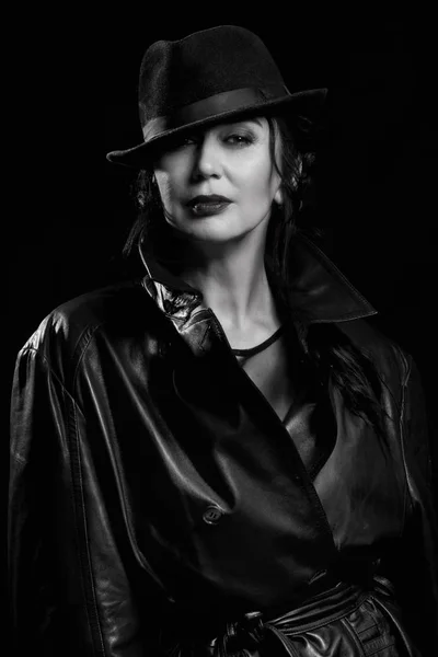 Elegante donna alla moda che indossa cappotto nero e cappello — Foto Stock