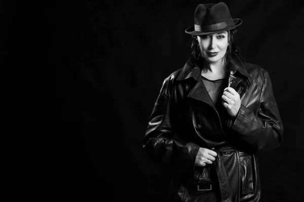 Elegante modische Frau mit schwarzem Mantel und Hut — Stockfoto
