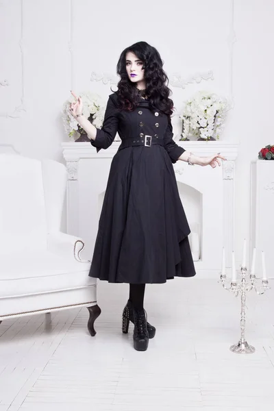 Sensuale donna gotica in un lungo splendido abito nero — Foto Stock