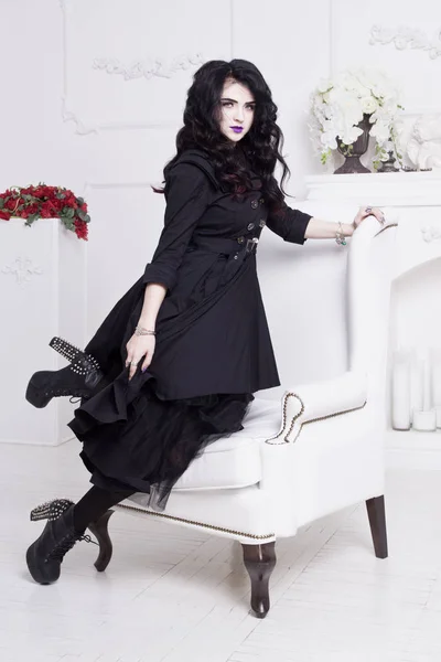 Чуттєва готична жінка в довгій розкішній чорній сукні — стокове фото