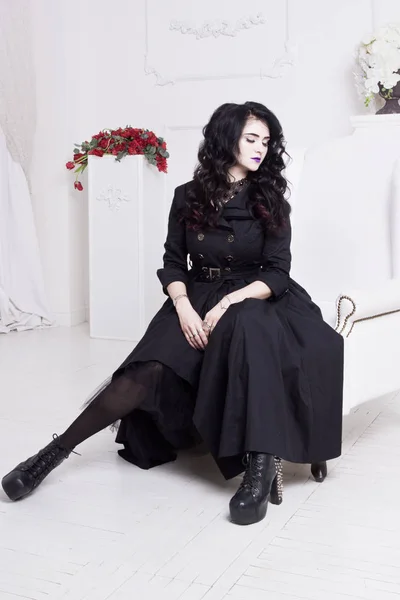 긴 멋진 검은 드레스에 관능적인 고딕 여자 — 스톡 사진