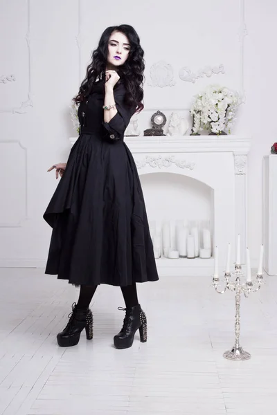 Mulher gótica sensual em um vestido preto lindo longo — Fotografia de Stock