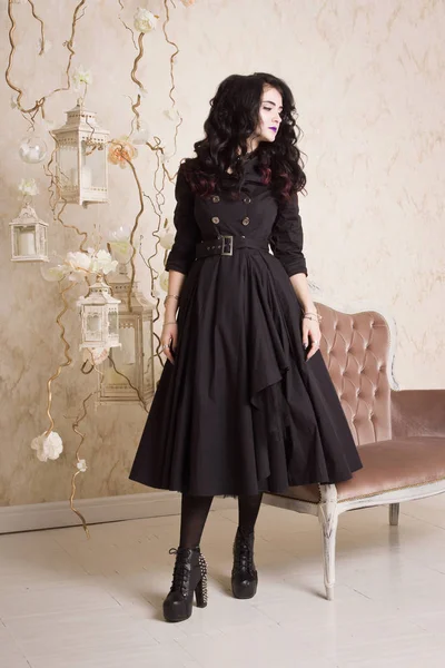 Αισθησιακή γυναίκα γοτθική σε ένα πανέμορφο μακρύ μαύρο φόρεμα — Φωτογραφία Αρχείου