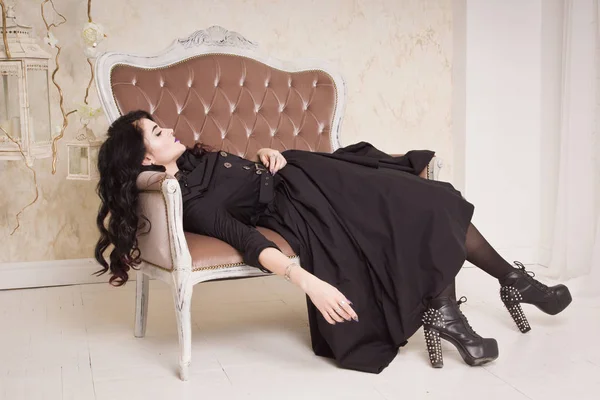 Чувственная готическая женщина в длинном роскошном черном платье — стоковое фото