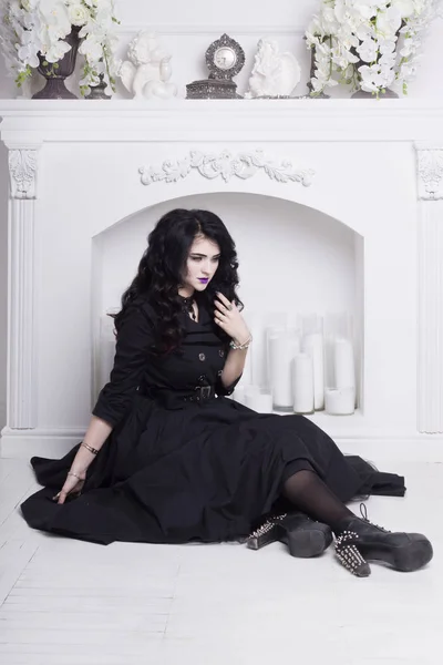 Mulher gótica sensual em um vestido preto lindo longo — Fotografia de Stock