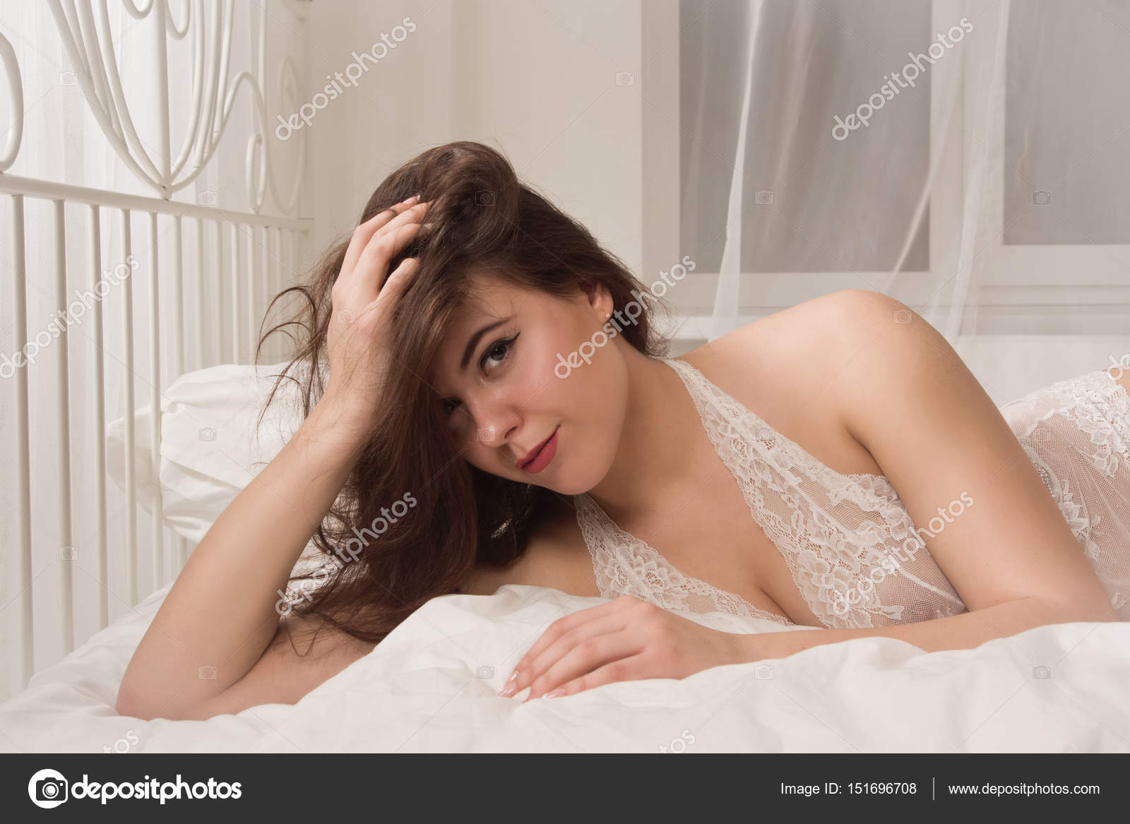 Sexuell Emotional Attraktive Frau Posiert In Einem Boudoir Stockfotografie Lizenzfreie Fotos C Demian 151696708 Depositphotos