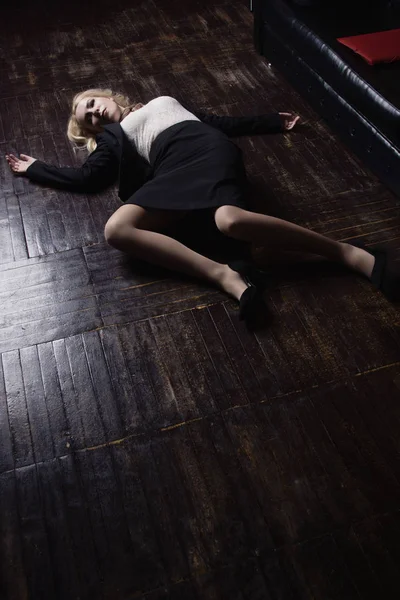 Crime scene (imitation). Strangled business woman in a office — Stock Photo, Image