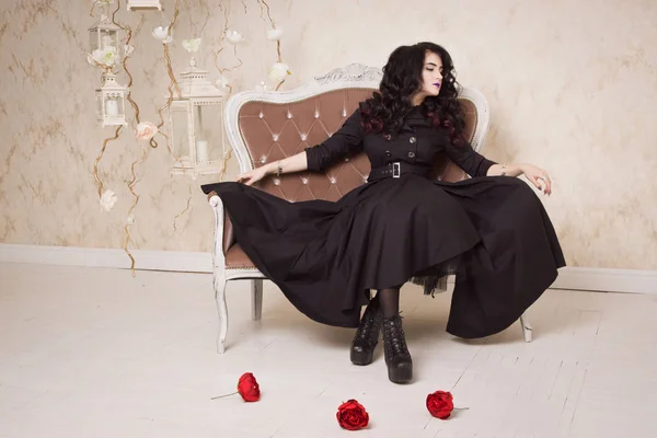 Sensuele gotische vrouw in een lange prachtige zwarte jurk — Stockfoto