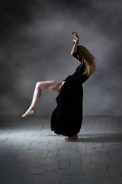 Bailarina de ballet moderna posando sobre fondo oscuro —  Fotos de Stock