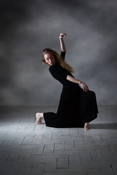 Bailarina de ballet moderna posando sobre fondo oscuro —  Fotos de Stock