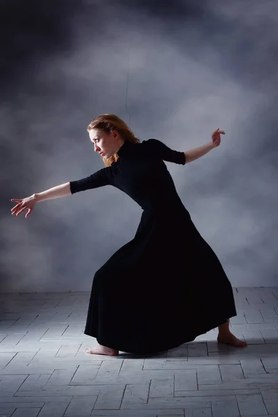 Ballerino moderno in posa su sfondo scuro — Foto Stock