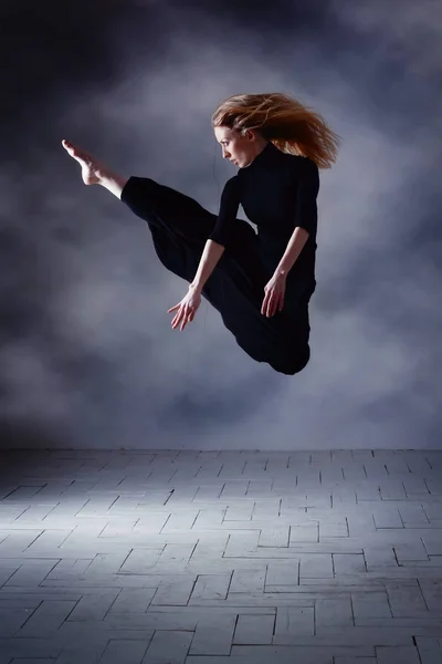 Danseuse de ballet moderne posant sur fond sombre — Photo