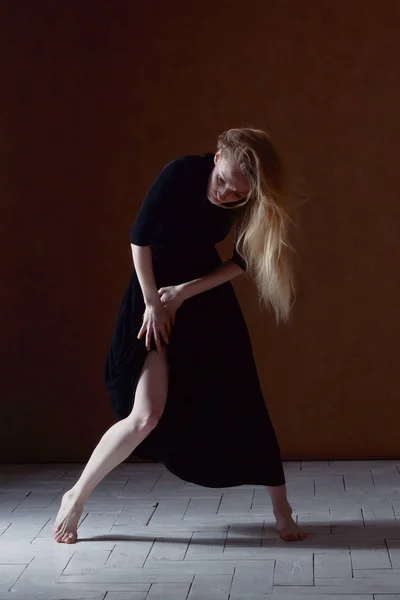 Dansator de balet modern care pozează pe fundal întunecat — Fotografie, imagine de stoc