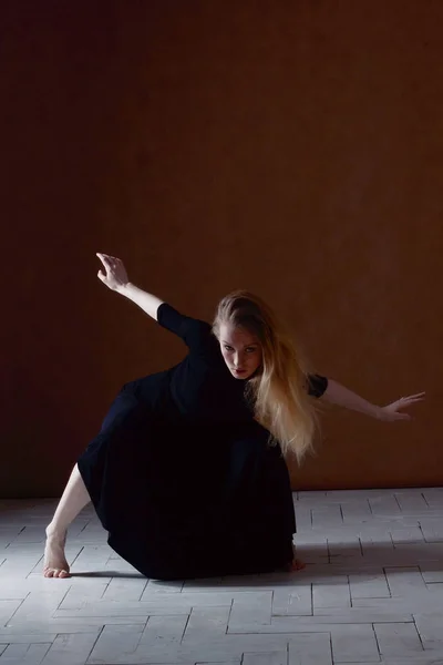 Bailarina de ballet moderna posando sobre fondo oscuro — Foto de Stock