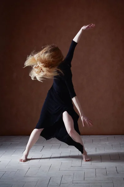 Bailarina de ballet moderna posando sobre fondo oscuro —  Fotos de Stock