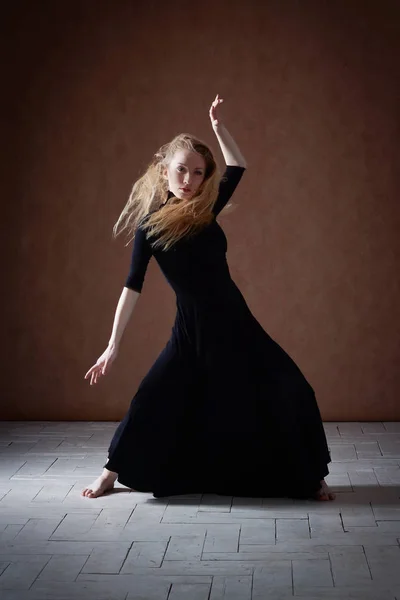Koyu arka plan üzerinde poz Modern bale dansçısı — Stok fotoğraf