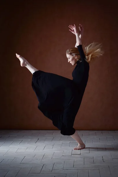 Bailarina de ballet moderna posando sobre fondo oscuro —  Fotos de Stock