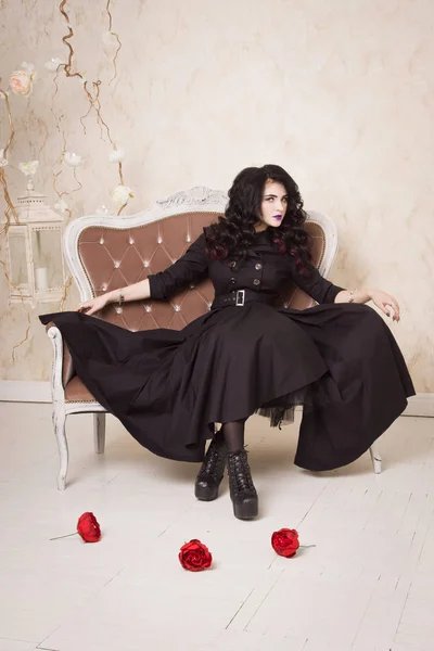 在长时间华丽的黑色礼服性感哥特式女人 — 图库照片