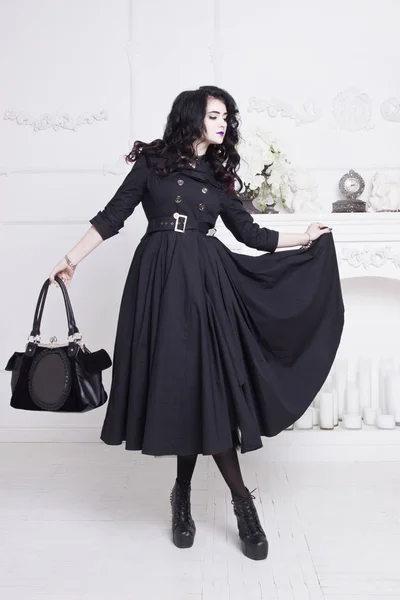 Sensuele gotische vrouw in een lange prachtige zwarte jurk — Stockfoto