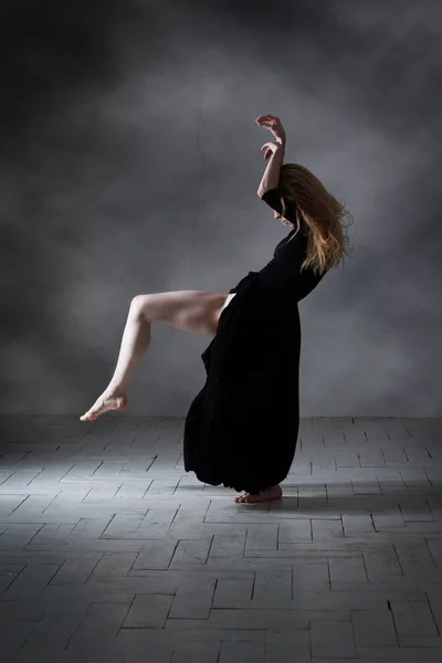 Moderno bailarino de balé posando no fundo escuro — Fotografia de Stock