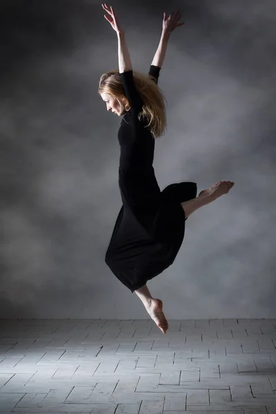 Bailarina de ballet moderna posando sobre fondo oscuro — Foto de Stock