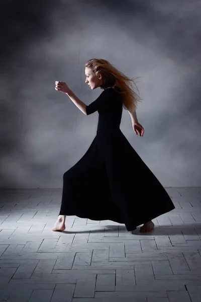 Bailarina de ballet moderna posando sobre fondo oscuro — Foto de Stock