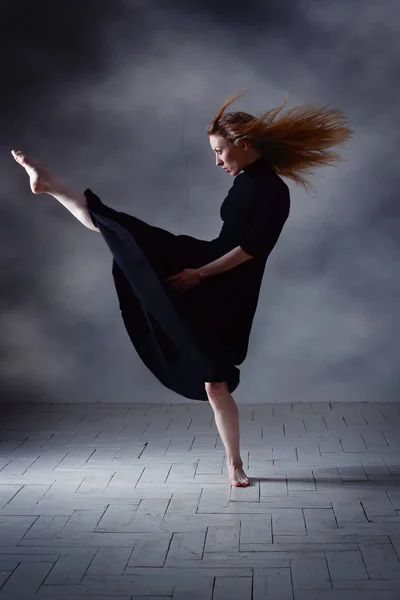 Bailarina de ballet moderna posando sobre fondo oscuro — Foto de Stock