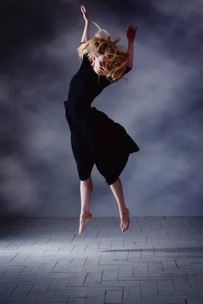 Bailarina de ballet moderna posando sobre fondo oscuro — Foto de Stock