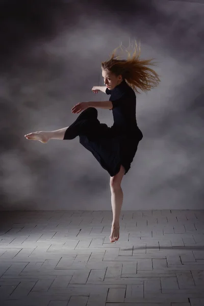 Ballerino moderno in posa su sfondo scuro — Foto Stock